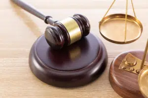 Erro procedimental faz pedido de justiça gratuita voltar ao TRT-2 4 high angle shot gavel scale wooden surface